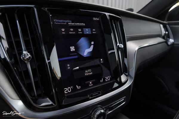 Volvo V60 2.0 T6 Recharge AWD R-Design Long Range | Panorama dak | Zwenkbare trekhaak | Adaptieve cruise | Harman Kardon |