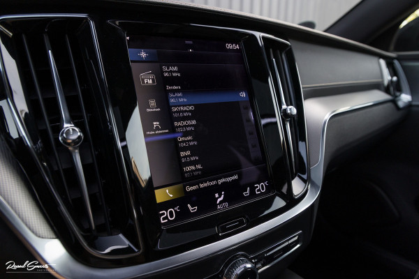 Volvo V60 2.0 T6 Recharge AWD R-Design Long Range | Panorama dak | Zwenkbare trekhaak | Adaptieve cruise | Harman Kardon |