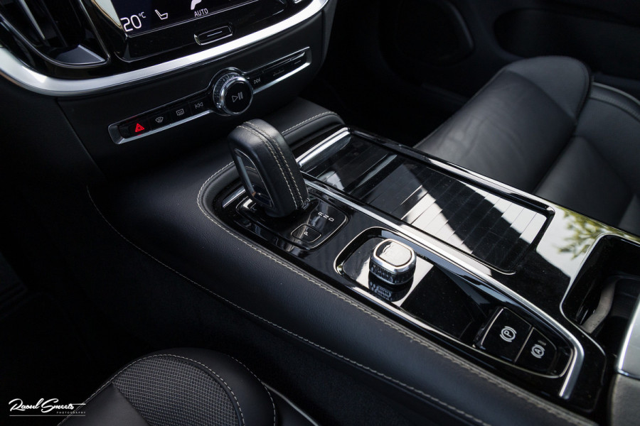 Volvo V60 2.0 T6 Recharge AWD R-Design Long Range | Panorama dak | Zwenkbare trekhaak | Adaptieve cruise | Harman Kardon |