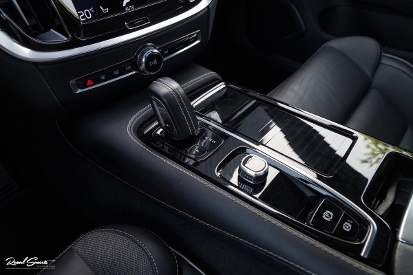 Volvo V60 2.0 T6 Recharge AWD R-Design Long Range | Panorama dak | Zwenkbare trekhaak | Adaptieve cruise | Harman Kardon |