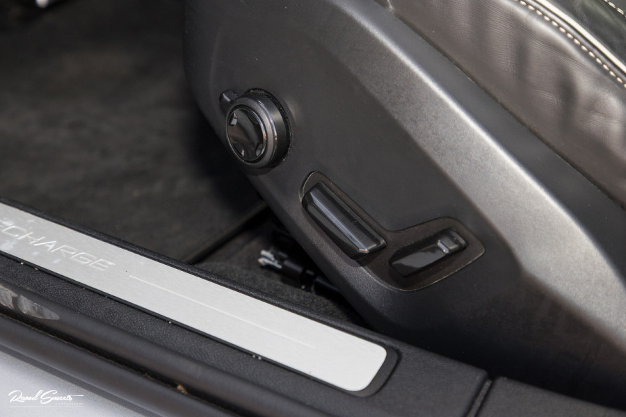 Volvo V60 2.0 T6 Recharge AWD R-Design Long Range | Panorama dak | Zwenkbare trekhaak | Adaptieve cruise | Harman Kardon |