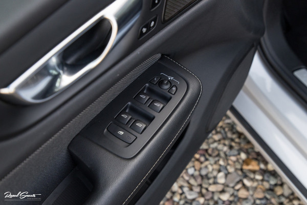Volvo V60 2.0 T6 Recharge AWD R-Design Long Range | Panorama dak | Zwenkbare trekhaak | Adaptieve cruise | Harman Kardon |