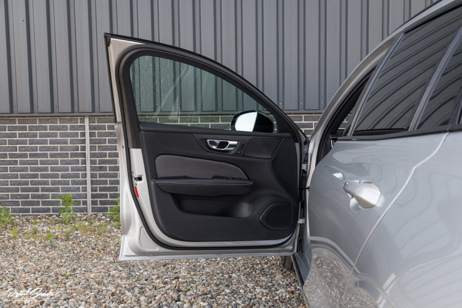 Volvo V60 2.0 T6 Recharge AWD R-Design Long Range | Panorama dak | Zwenkbare trekhaak | Adaptieve cruise | Harman Kardon |