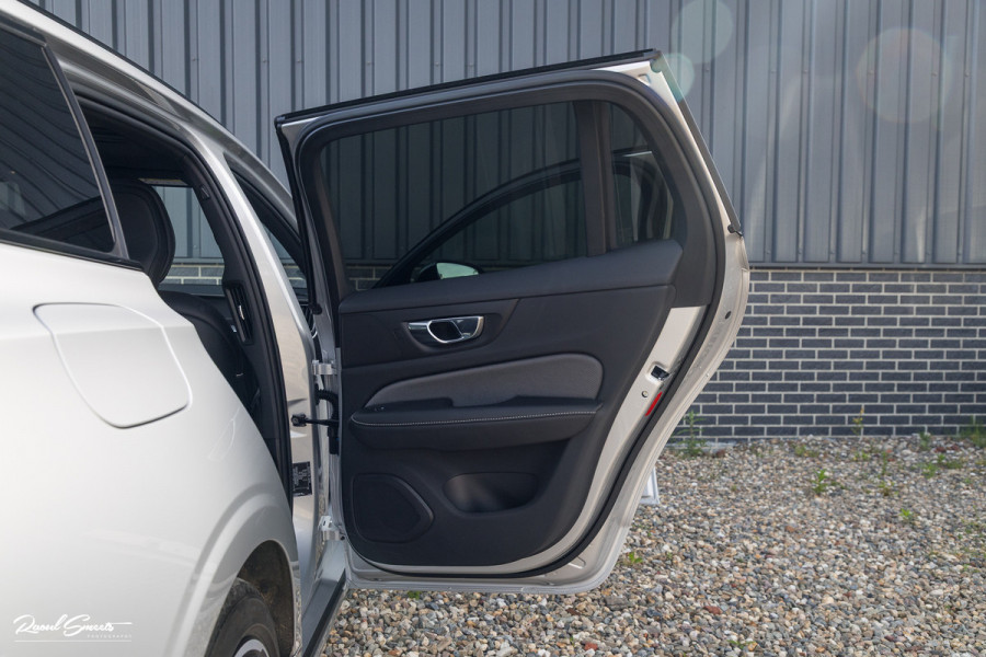 Volvo V60 2.0 T6 Recharge AWD R-Design Long Range | Panorama dak | Zwenkbare trekhaak | Adaptieve cruise | Harman Kardon |