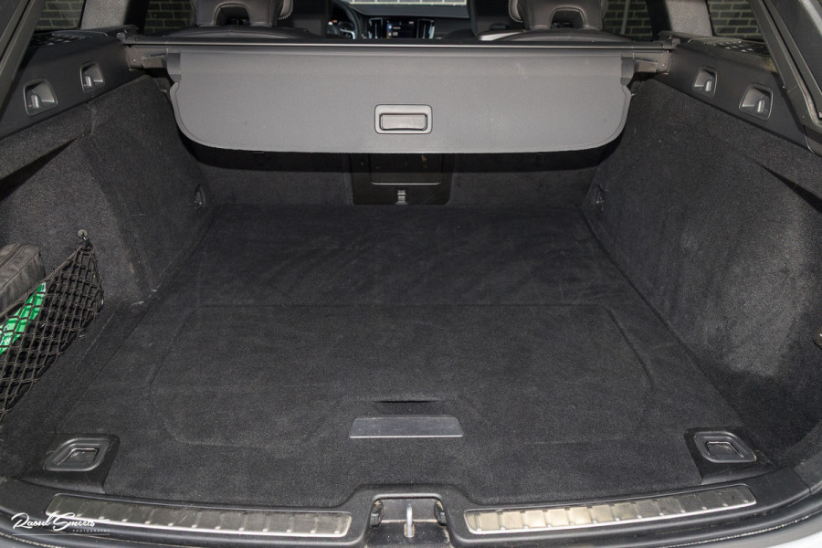 Volvo V60 2.0 T6 Recharge AWD R-Design Long Range | Panorama dak | Zwenkbare trekhaak | Adaptieve cruise | Harman Kardon |