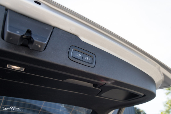 Volvo V60 2.0 T6 Recharge AWD R-Design Long Range | Panorama dak | Zwenkbare trekhaak | Adaptieve cruise | Harman Kardon |