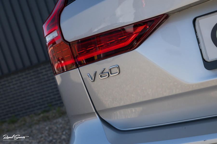 Volvo V60 2.0 T6 Recharge AWD R-Design Long Range | Panorama dak | Zwenkbare trekhaak | Adaptieve cruise | Harman Kardon |