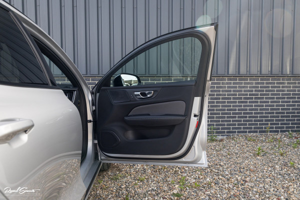 Volvo V60 2.0 T6 Recharge AWD R-Design Long Range | Panorama dak | Zwenkbare trekhaak | Adaptieve cruise | Harman Kardon |