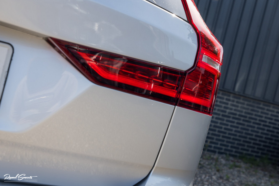 Volvo V60 2.0 T6 Recharge AWD R-Design Long Range | Panorama dak | Zwenkbare trekhaak | Adaptieve cruise | Harman Kardon |