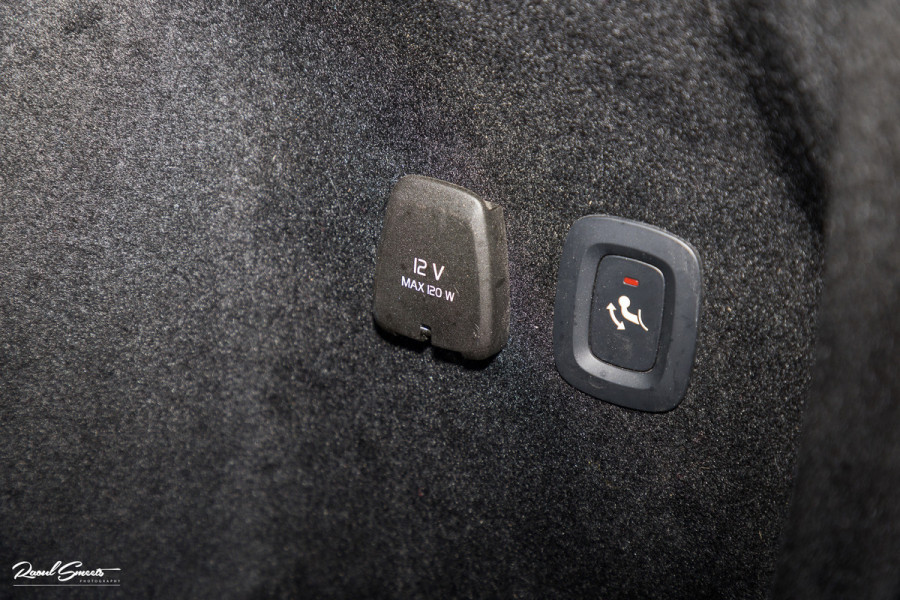 Volvo V60 2.0 T6 Recharge AWD R-Design Long Range | Panorama dak | Zwenkbare trekhaak | Adaptieve cruise | Harman Kardon |