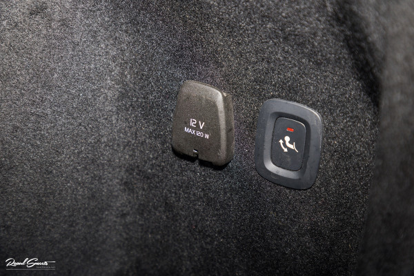 Volvo V60 2.0 T6 Recharge AWD R-Design Long Range | Panorama dak | Zwenkbare trekhaak | Adaptieve cruise | Harman Kardon |