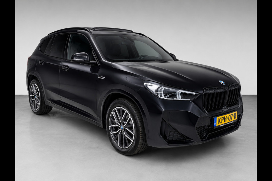 BMW X1 XDrive30e M-SPORT 327PK PANO/LEDER/H-KARDON/MASSAGE/M-STOELEN/DAB/CARPLAY//