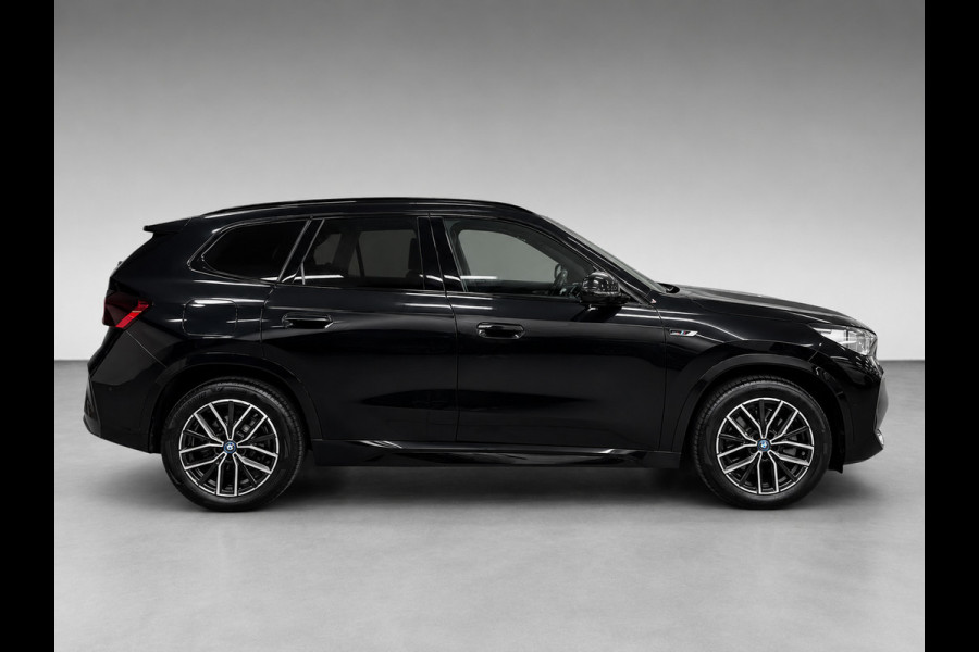 BMW X1 XDrive30e M-SPORT 327PK PANO/LEDER/H-KARDON/MASSAGE/M-STOELEN/DAB/CARPLAY//