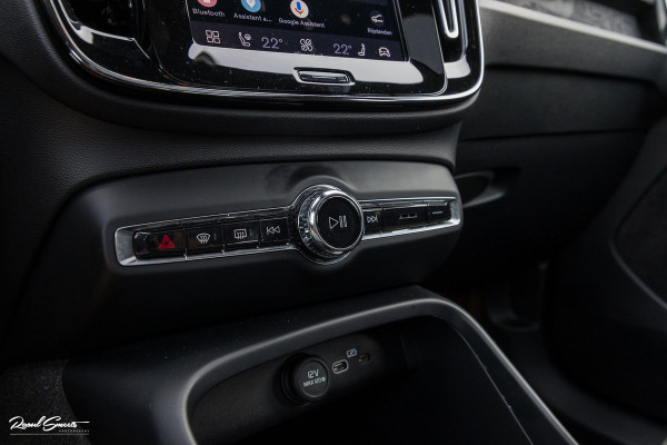Volvo XC40 Recharge Ultimate 70 kWh | Panorama dak | Harman Kardon | Adaptieve cruise | Memory | Blis |