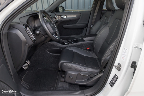 Volvo XC40 2.0 T5 AWD R-Design | Zwenkbare trekhaak | 2.100 Kg Trekgewicht | Panoramadak | Blis | Harman Kardon | 360 Camera |