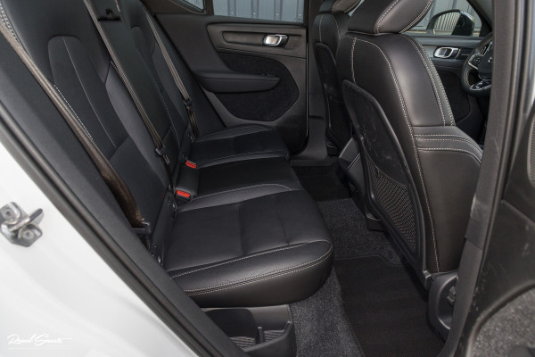 Volvo XC40 2.0 T5 AWD R-Design | Zwenkbare trekhaak | 2.100 Kg Trekgewicht | Panoramadak | Blis | Harman Kardon | 360 Camera |