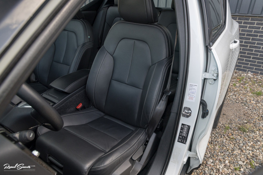 Volvo XC40 2.0 T5 AWD R-Design | Zwenkbare trekhaak | 2.100 Kg Trekgewicht | Panoramadak | Blis | Harman Kardon | 360 Camera |