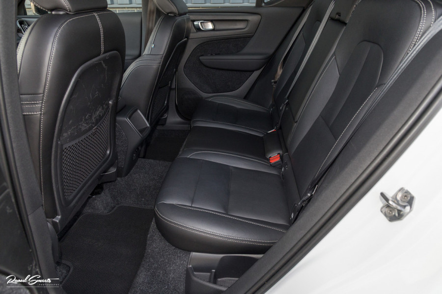 Volvo XC40 2.0 T5 AWD R-Design | Zwenkbare trekhaak | 2.100 Kg Trekgewicht | Panoramadak | Blis | Harman Kardon | 360 Camera |