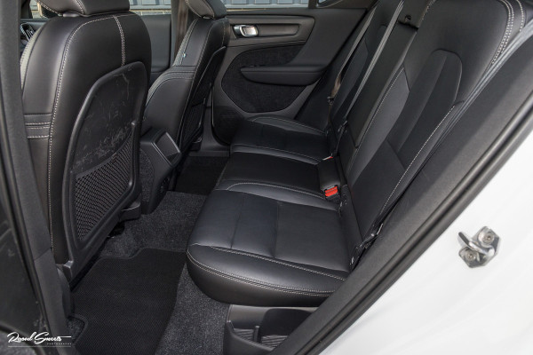Volvo XC40 2.0 T5 AWD R-Design | Zwenkbare trekhaak | 2.100 Kg Trekgewicht | Panoramadak | Blis | Harman Kardon | 360 Camera |
