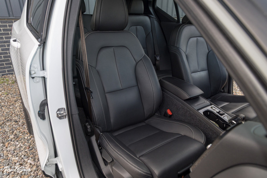 Volvo XC40 2.0 T5 AWD R-Design | Zwenkbare trekhaak | 2.100 Kg Trekgewicht | Panoramadak | Blis | Harman Kardon | 360 Camera |