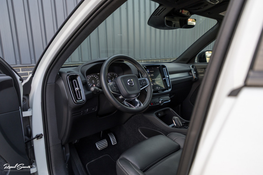 Volvo XC40 2.0 T5 AWD R-Design | Zwenkbare trekhaak | 2.100 Kg Trekgewicht | Panoramadak | Blis | Harman Kardon | 360 Camera |