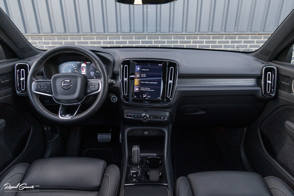 Volvo XC40 2.0 T5 AWD R-Design | Zwenkbare trekhaak | 2.100 Kg Trekgewicht | Panoramadak | Blis | Harman Kardon | 360 Camera |