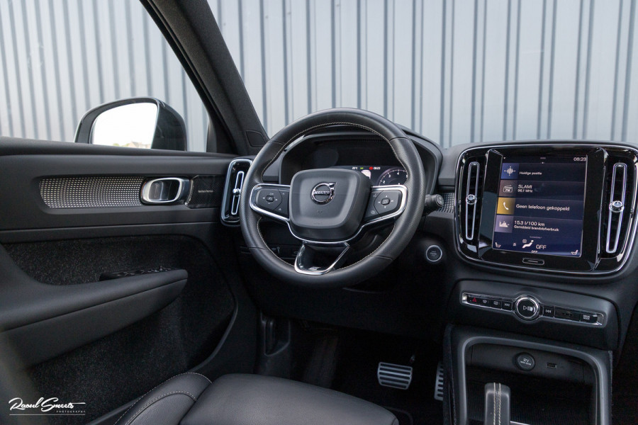 Volvo XC40 2.0 T5 AWD R-Design | Zwenkbare trekhaak | 2.100 Kg Trekgewicht | Panoramadak | Blis | Harman Kardon | 360 Camera |