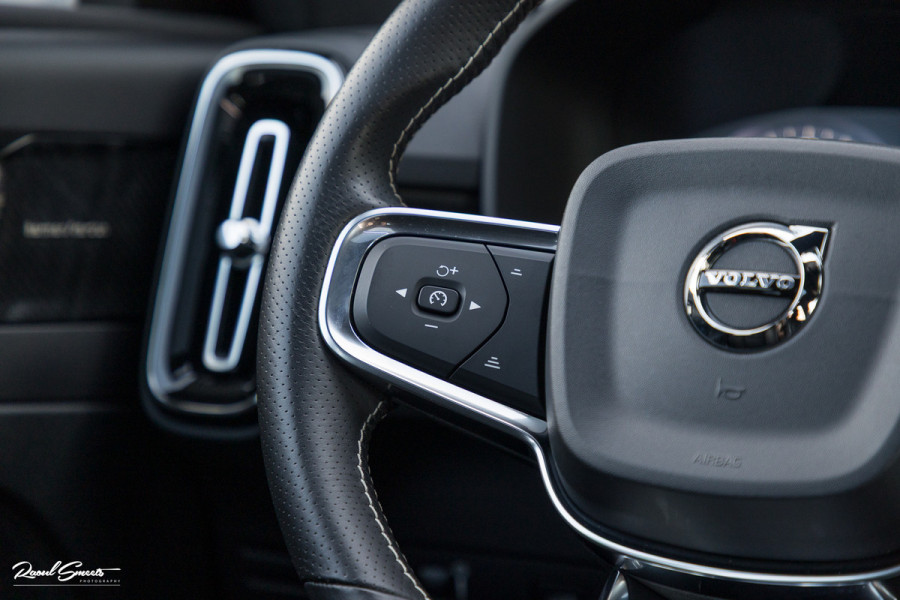 Volvo XC40 2.0 T5 AWD R-Design | Zwenkbare trekhaak | 2.100 Kg Trekgewicht | Panoramadak | Blis | Harman Kardon | 360 Camera |