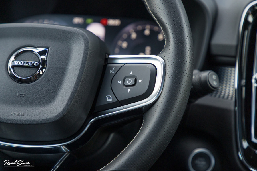 Volvo XC40 2.0 T5 AWD R-Design | Zwenkbare trekhaak | 2.100 Kg Trekgewicht | Panoramadak | Blis | Harman Kardon | 360 Camera |