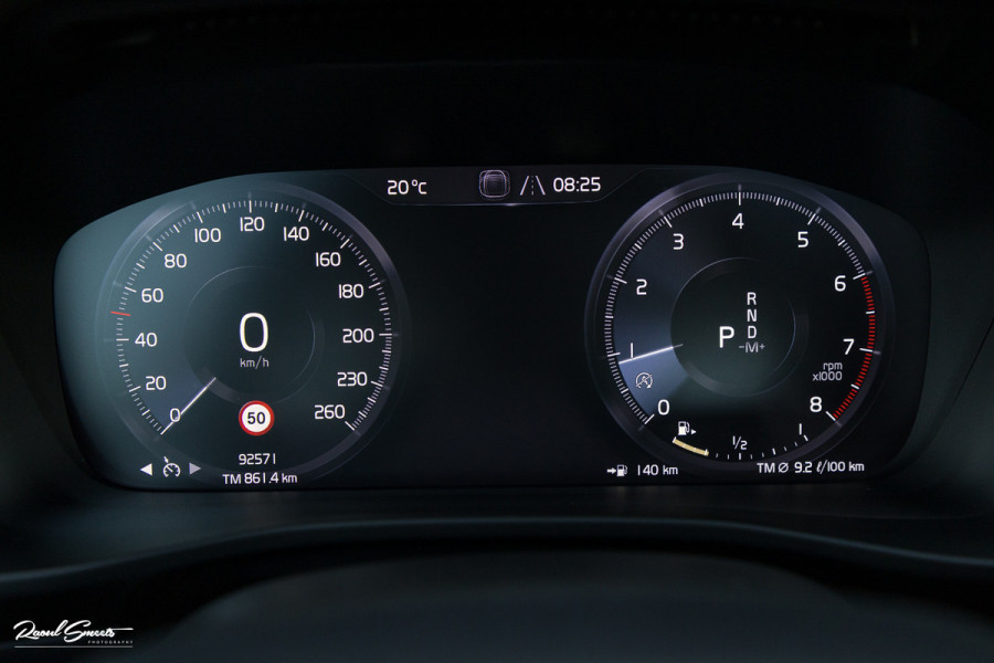 Volvo XC40 2.0 T5 AWD R-Design | Zwenkbare trekhaak | 2.100 Kg Trekgewicht | Panoramadak | Blis | Harman Kardon | 360 Camera |