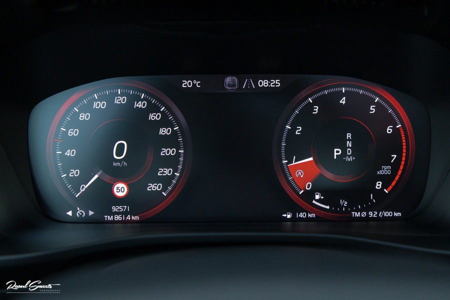 Volvo XC40 2.0 T5 AWD R-Design | Zwenkbare trekhaak | 2.100 Kg Trekgewicht | Panoramadak | Blis | Harman Kardon | 360 Camera |