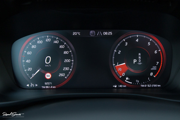 Volvo XC40 2.0 T5 AWD R-Design | Zwenkbare trekhaak | 2.100 Kg Trekgewicht | Panoramadak | Blis | Harman Kardon | 360 Camera |