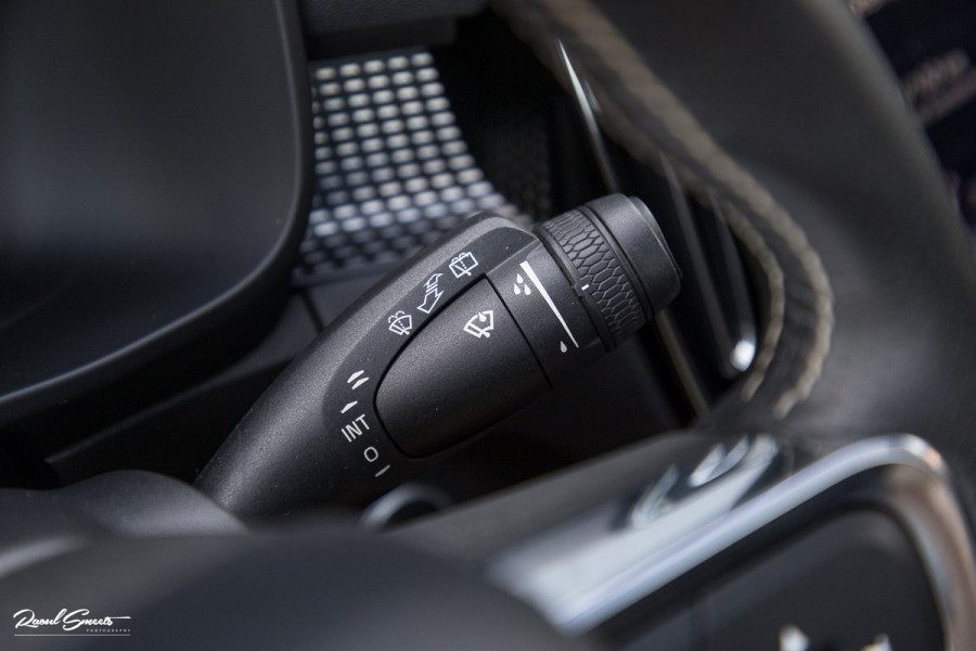 Volvo XC40 2.0 T5 AWD R-Design | Zwenkbare trekhaak | 2.100 Kg Trekgewicht | Panoramadak | Blis | Harman Kardon | 360 Camera |