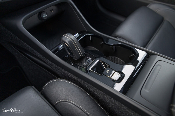 Volvo XC40 2.0 T5 AWD R-Design | Zwenkbare trekhaak | 2.100 Kg Trekgewicht | Panoramadak | Blis | Harman Kardon | 360 Camera |