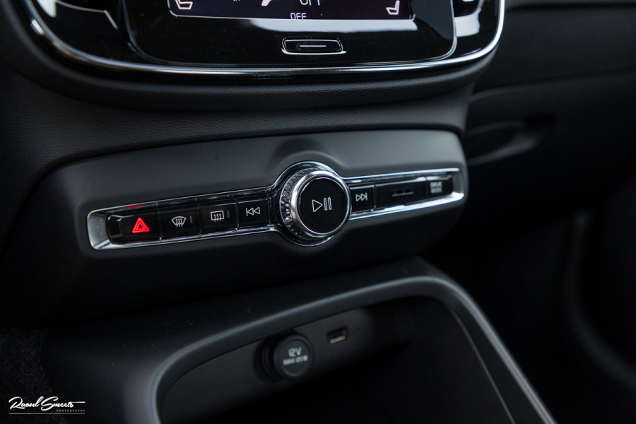 Volvo XC40 2.0 T5 AWD R-Design | Zwenkbare trekhaak | 2.100 Kg Trekgewicht | Panoramadak | Blis | Harman Kardon | 360 Camera |