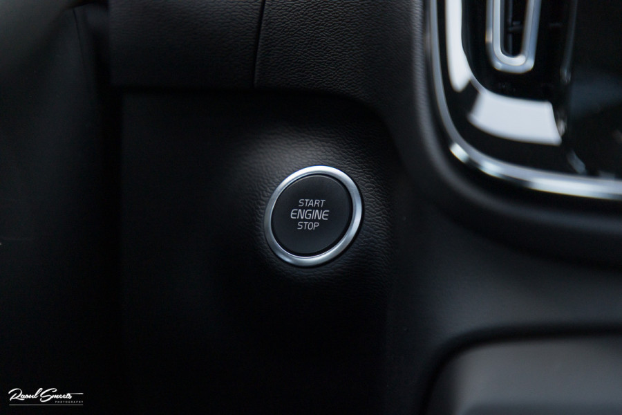 Volvo XC40 2.0 T5 AWD R-Design | Zwenkbare trekhaak | 2.100 Kg Trekgewicht | Panoramadak | Blis | Harman Kardon | 360 Camera |