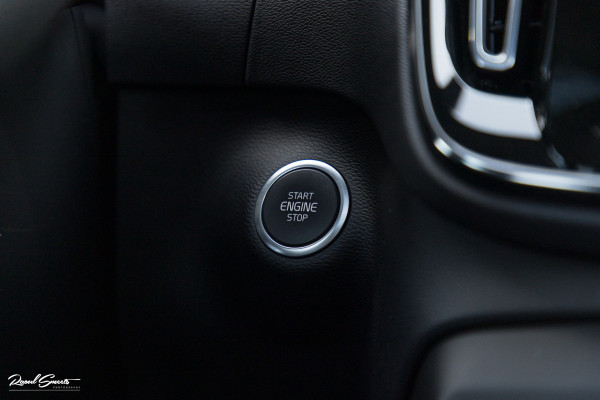 Volvo XC40 2.0 T5 AWD R-Design | Zwenkbare trekhaak | 2.100 Kg Trekgewicht | Panoramadak | Blis | Harman Kardon | 360 Camera |