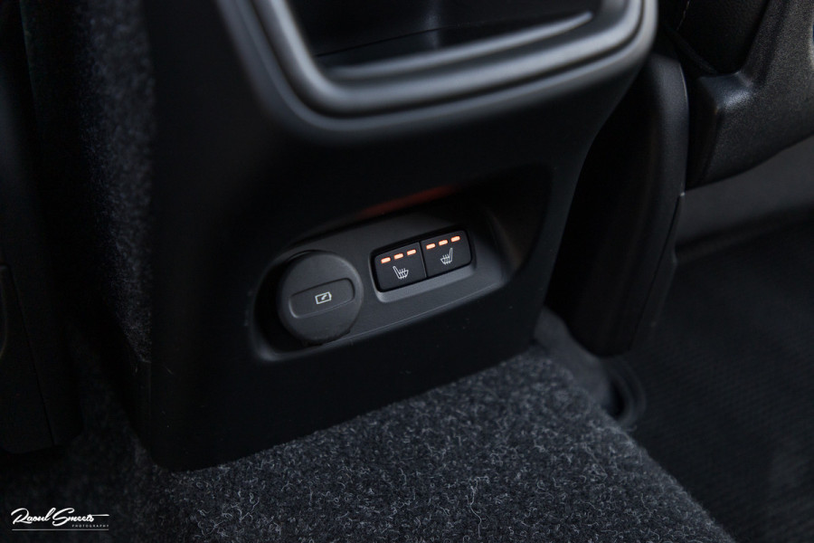 Volvo XC40 2.0 T5 AWD R-Design | Zwenkbare trekhaak | 2.100 Kg Trekgewicht | Panoramadak | Blis | Harman Kardon | 360 Camera |