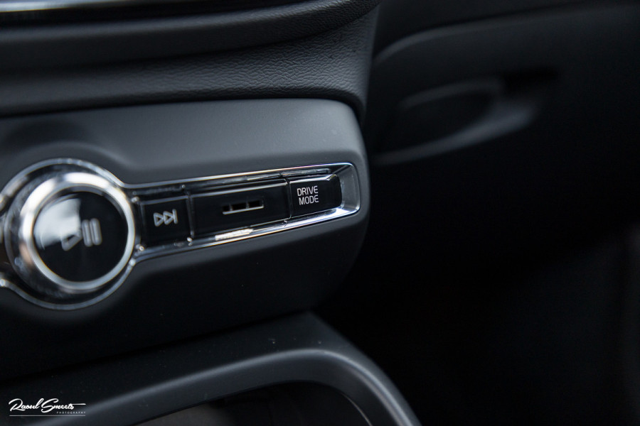 Volvo XC40 2.0 T5 AWD R-Design | Zwenkbare trekhaak | 2.100 Kg Trekgewicht | Panoramadak | Blis | Harman Kardon | 360 Camera |