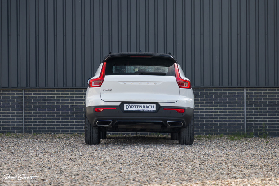 Volvo XC40 2.0 T5 AWD R-Design | Zwenkbare trekhaak | 2.100 Kg Trekgewicht | Panoramadak | Blis | Harman Kardon | 360 Camera |