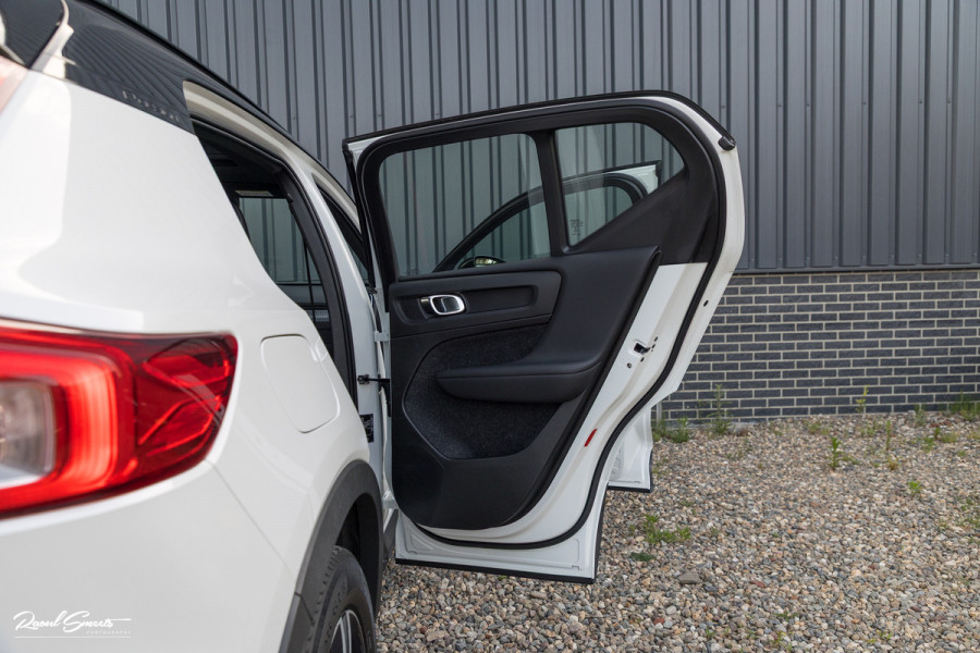 Volvo XC40 2.0 T5 AWD R-Design | Zwenkbare trekhaak | 2.100 Kg Trekgewicht | Panoramadak | Blis | Harman Kardon | 360 Camera |