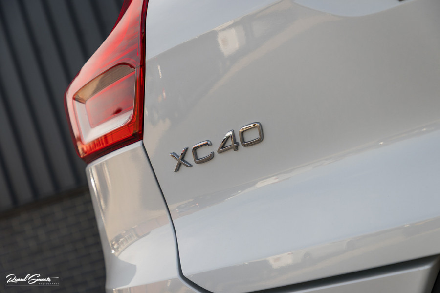 Volvo XC40 2.0 T5 AWD R-Design | Zwenkbare trekhaak | 2.100 Kg Trekgewicht | Panoramadak | Blis | Harman Kardon | 360 Camera |
