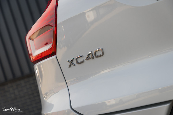 Volvo XC40 2.0 T5 AWD R-Design | Zwenkbare trekhaak | 2.100 Kg Trekgewicht | Panoramadak | Blis | Harman Kardon | 360 Camera |
