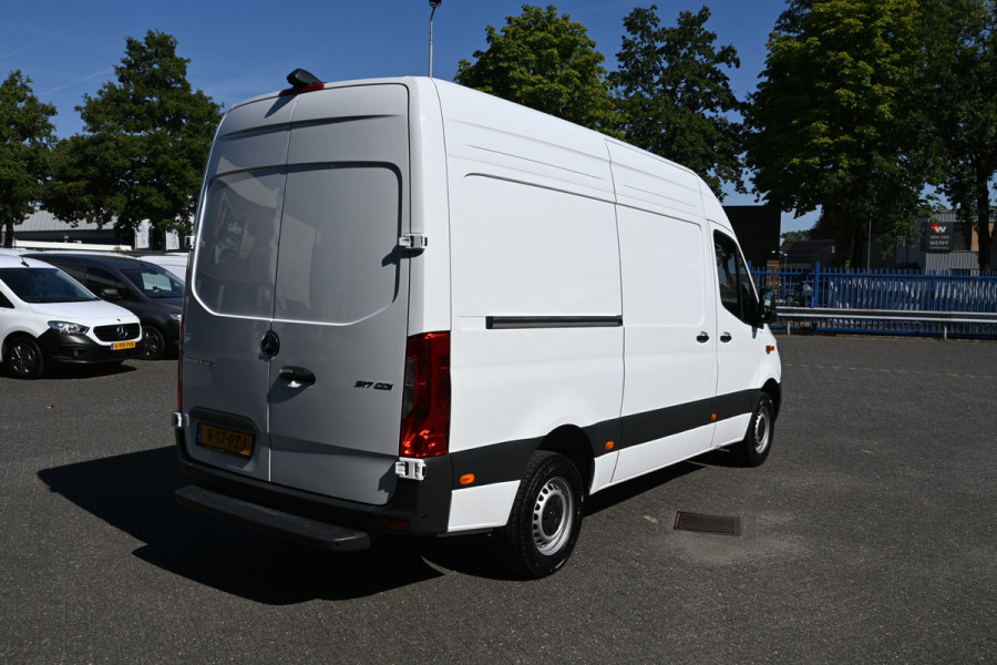 Mercedes-Benz Sprinter 317 CDI L2H2 Pro HD MBUX Navigatie met camera en parkeerpakket, Winterpakket, Etc.