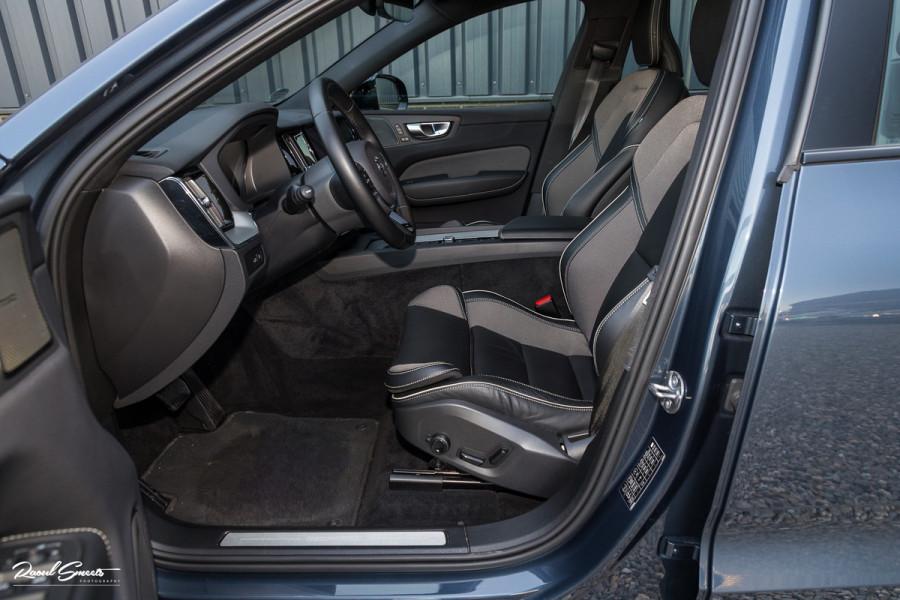 Volvo XC60 2.0 T6 Plug-in hybrid AWD Plus Dark | Panorama dak | Adaptieve cruise | Blis | Memory | Harman Kardon |