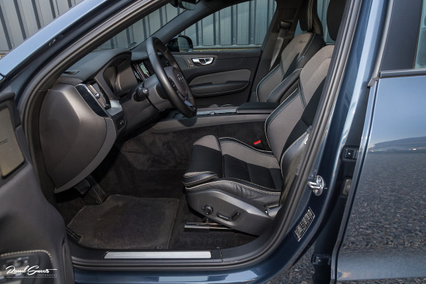 Volvo XC60 2.0 T6 Plug-in hybrid AWD Plus Dark | Panorama dak | Adaptieve cruise | Blis | Memory | Harman Kardon |