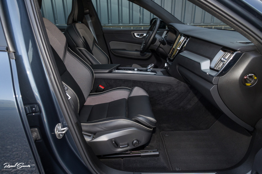 Volvo XC60 2.0 T6 Plug-in hybrid AWD Plus Dark | Panorama dak | Adaptieve cruise | Blis | Memory | Harman Kardon |