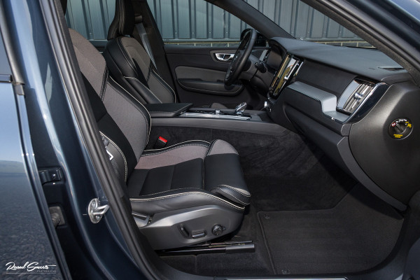 Volvo XC60 2.0 T6 Plug-in hybrid AWD Plus Dark | Panorama dak | Adaptieve cruise | Blis | Memory | Harman Kardon |