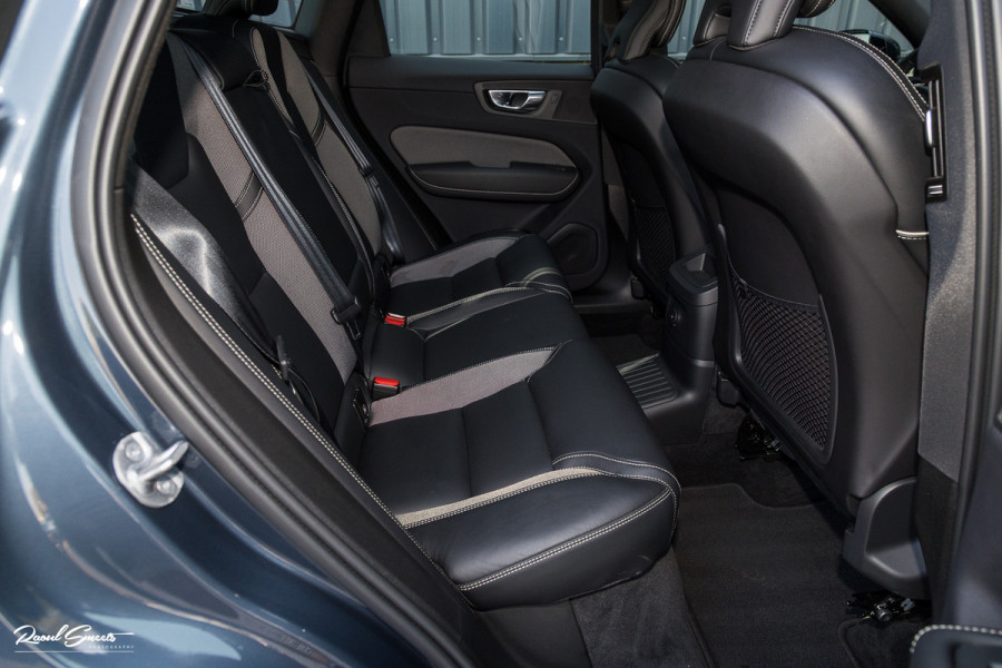 Volvo XC60 2.0 T6 Plug-in hybrid AWD Plus Dark | Panorama dak | Adaptieve cruise | Blis | Memory | Harman Kardon |