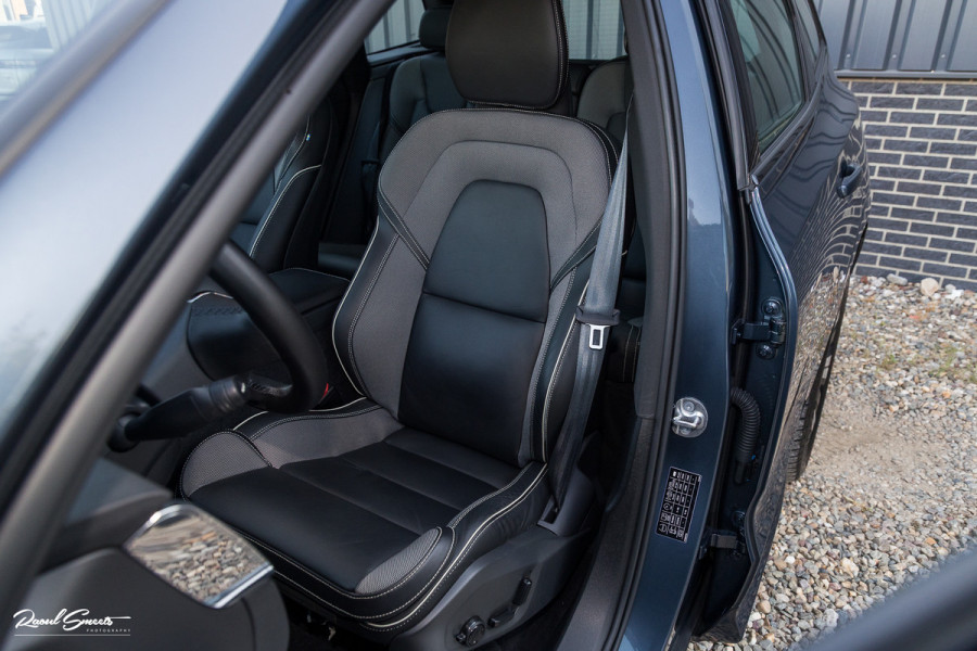 Volvo XC60 2.0 T6 Plug-in hybrid AWD Plus Dark | Panorama dak | Adaptieve cruise | Blis | Memory | Harman Kardon |